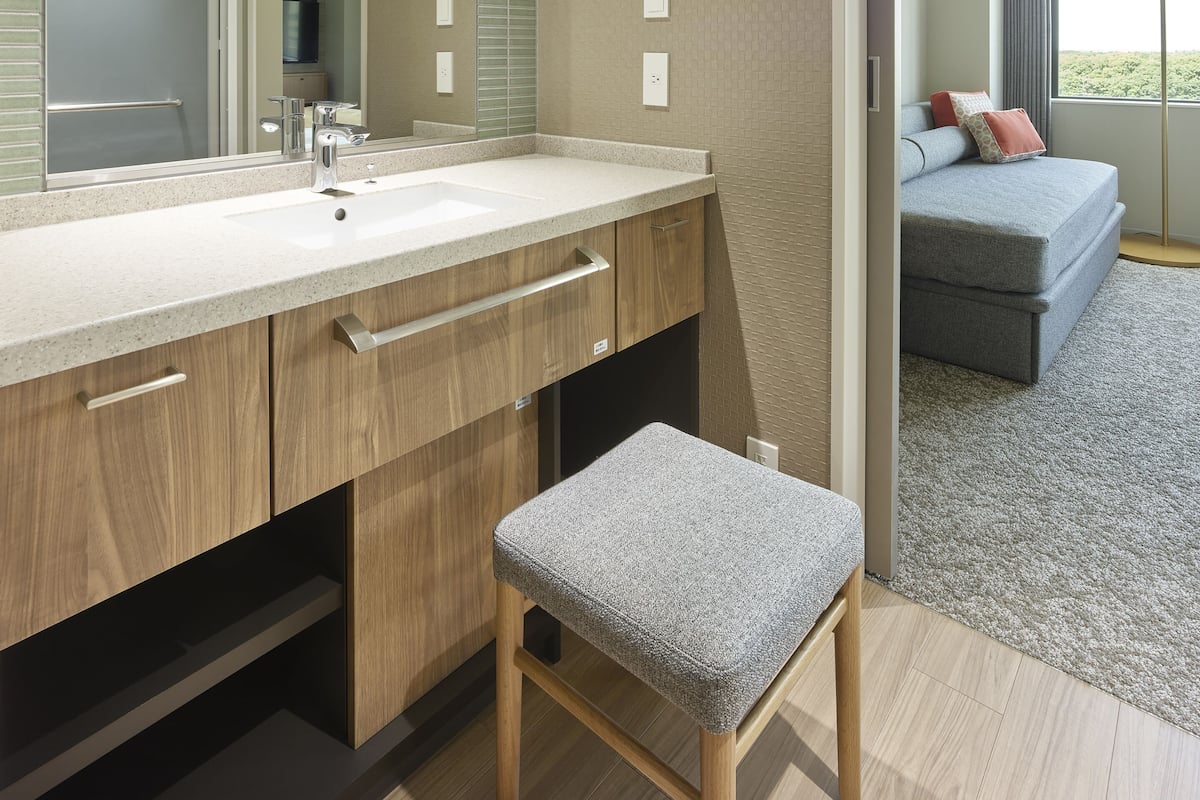 1 quarto, cofres nos quartos, cortinas blackout, quartos à prova de som