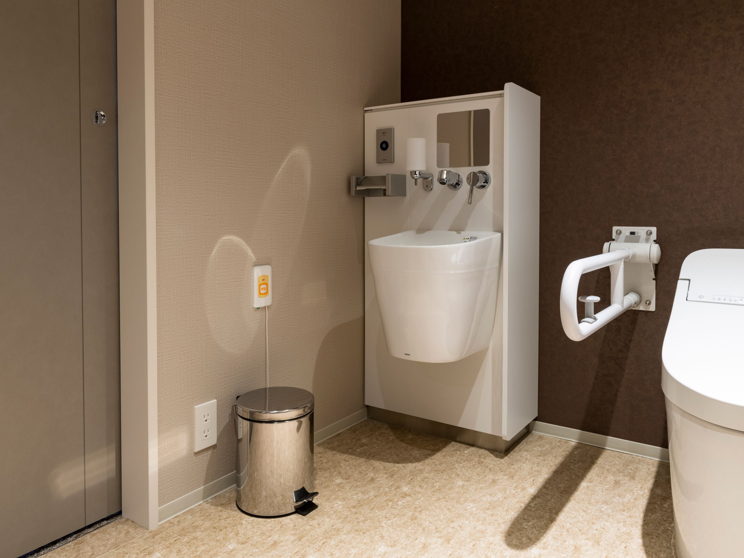 Ein modernes Badezimmer mit Toilette, Bidet und Mülleimer.