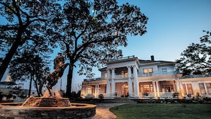 A large stately building with a grand entrance, a fountain, and a well-maintained lawn. - The Reserve at Hot Springs (Hot Springs)