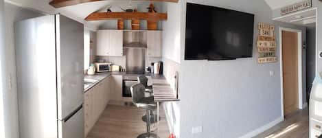 Refrigerador, microondas, horno y parrilla de estufa