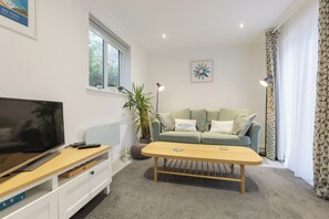 TV - 1-Bed Coastal Retreat - Sleeps 2, Parking & Wifi (Bude)