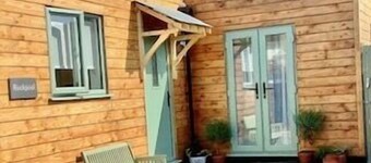 1-Bed Coastal Retreat - Sleeps 2, Parking & Wifi