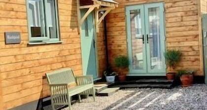 1-Bed Coastal Retreat - Sleeps 2, Parking & Wifi