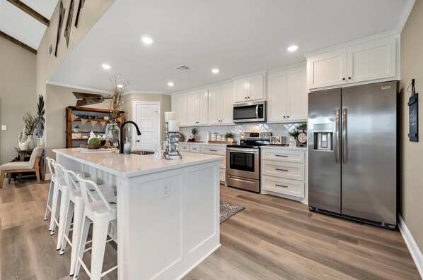 Refrigerador, microondas, horno y parrilla de estufa 