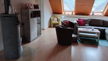 Fernseher, Kamin, Stereoanlage