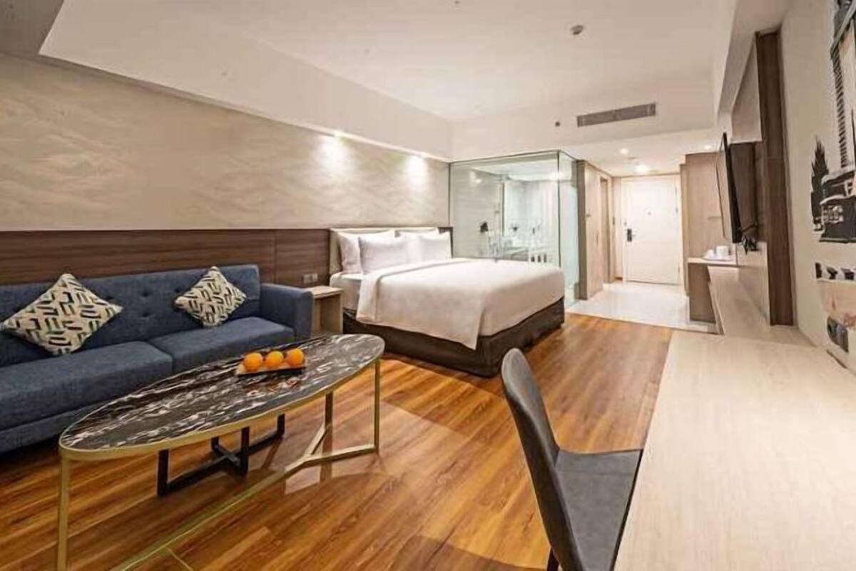 Premium bedding, in-room safe, desk, laptop workspace