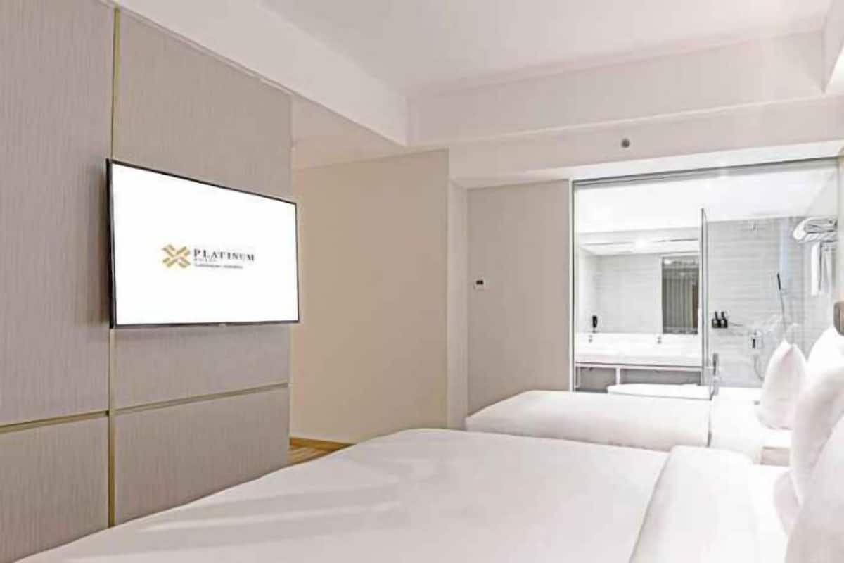 Premium bedding, in-room safe, desk, laptop workspace