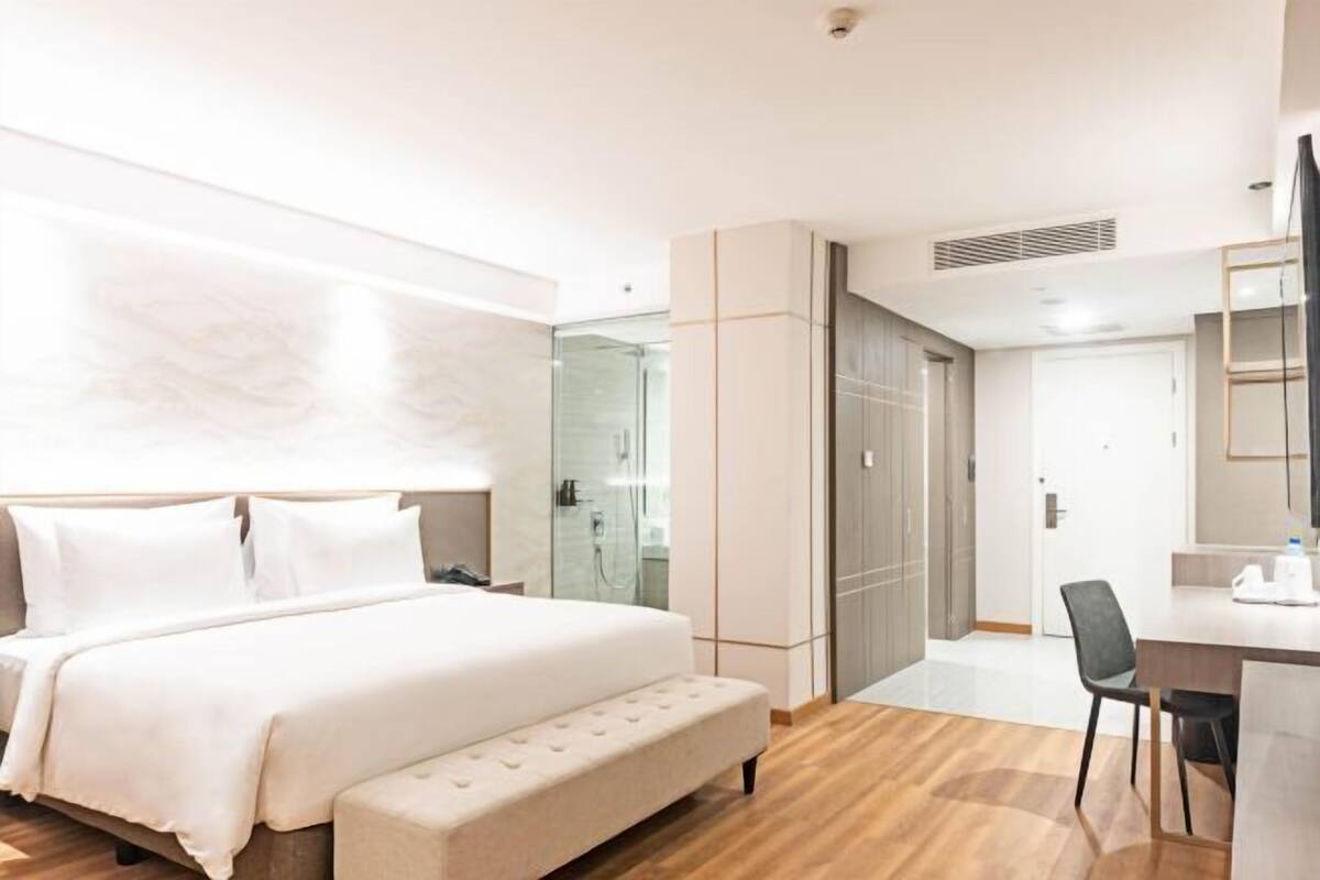 Luxe beddengoed, een kluis op de kamer, een bureau, een laptopwerkplek
