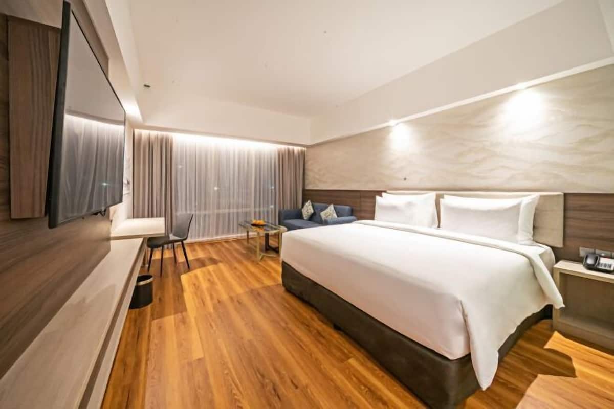 Luxe beddengoed, een kluis op de kamer, een bureau, een laptopwerkplek