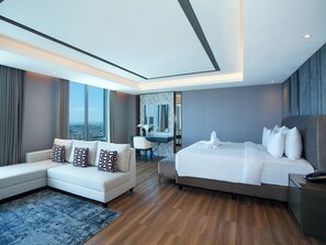 Penthouse | Premium bedding, in-room safe, desk, laptop workspace - Platinum Hotel Tunjungan Surabaya (Surabaya)
