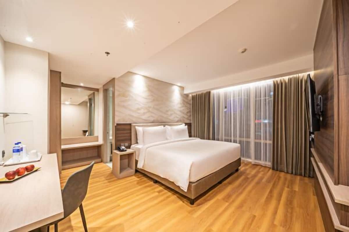 Luxe beddengoed, een kluis op de kamer, een bureau, een laptopwerkplek