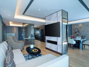 Penthouse | Coin séjour | Télévision à écran plat de 49 pouces avec chaînes par câble, télévision