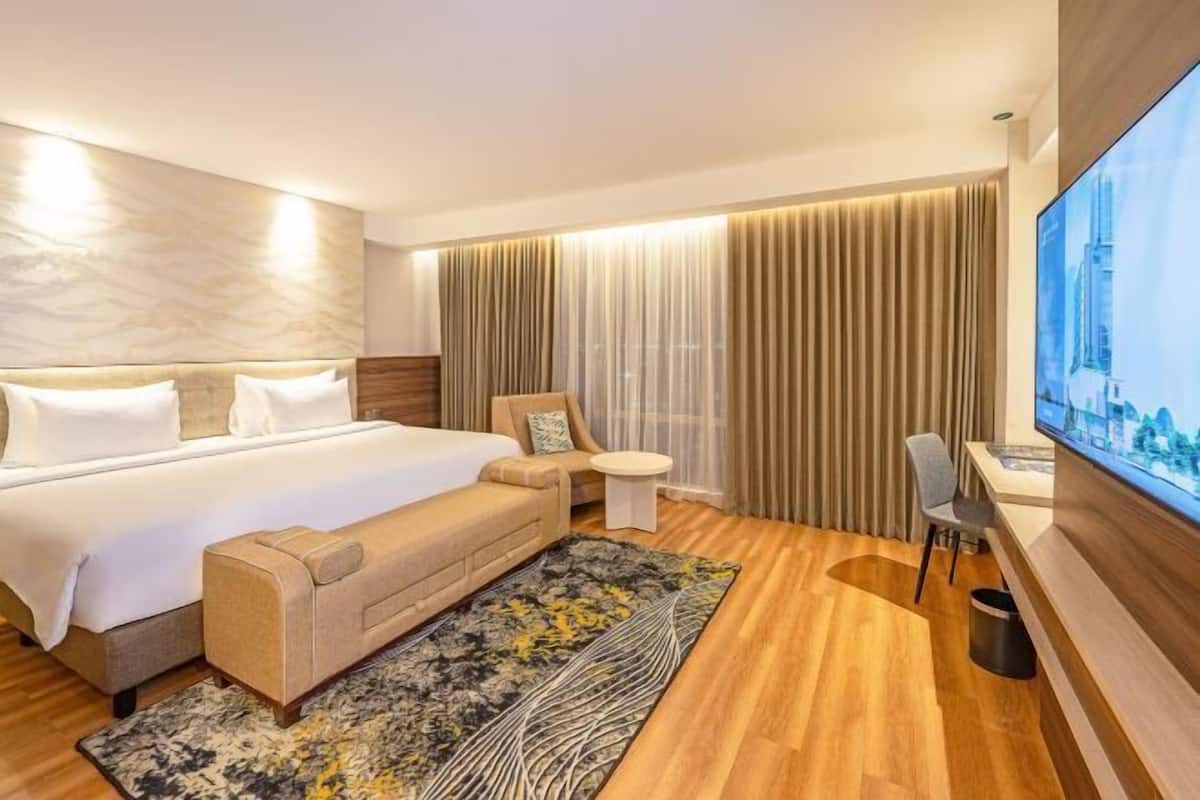 1 bedroom, premium bedding, in-room safe, desk