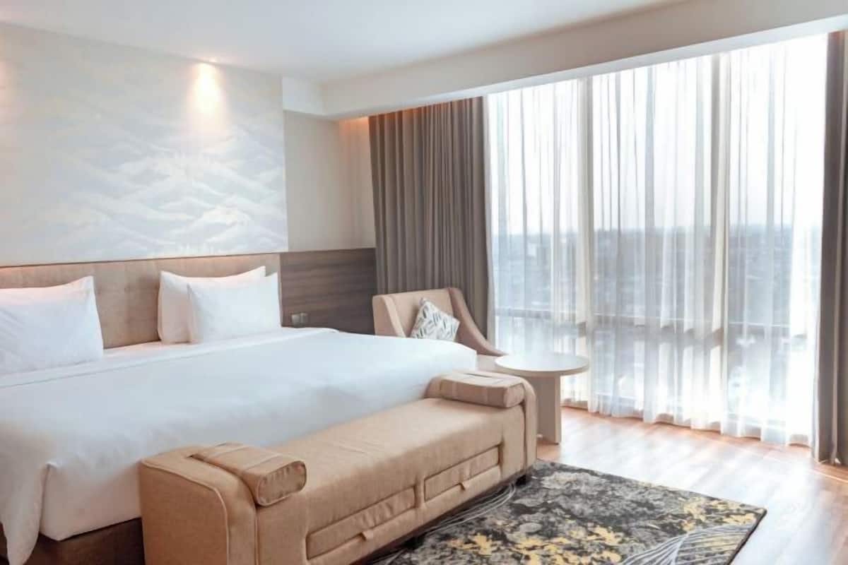 1 bedroom, premium bedding, in-room safe, desk