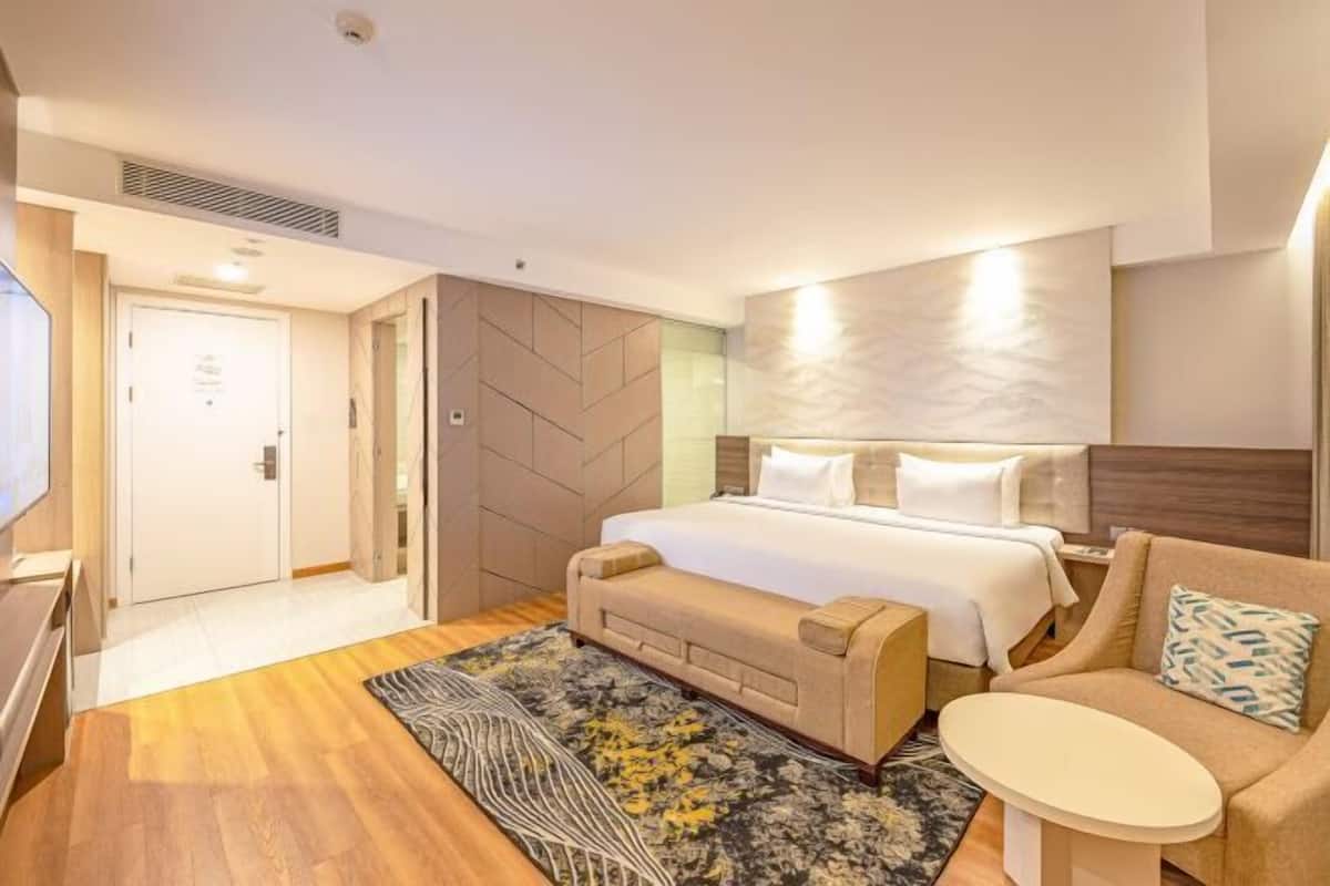 Premium bedding, in-room safe, desk, laptop workspace