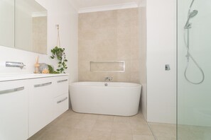Badewanne, Haartrockner, Handtücher, Seife
