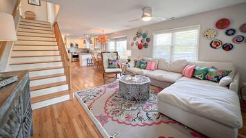 House, 4 Bedrooms | Living room | 40-inch flat-screen TV with cable channels, TV