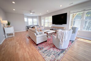 House, 4 Bedrooms | Living room