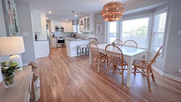 House, 4 Bedrooms | In-room dining