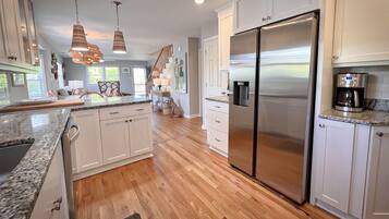 House, 4 Bedrooms | Private kitchen