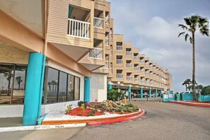 Exterior - Lovely 1-bedroom condo with pool and beach access. (Corpus Christi)