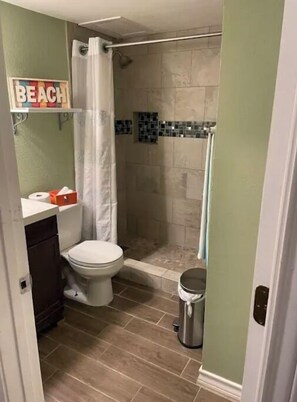 Shower, towels, soap, shampoo - Lovely 1-bedroom condo with pool and beach access. (Corpus Christi)