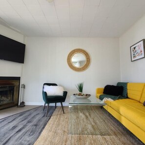 Smart TV, chimenea, libros