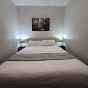 2 多间卧室、办公桌、免费 WiFi、床单