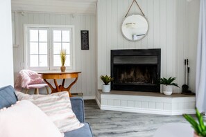 Smart TV, fireplace, books - Rare Muskoka cottage on waterfront - Westview (Dwight)