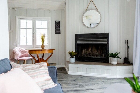 TV connectée, cheminée, livres