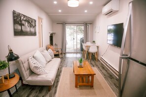 Smart TV, chimenea, libros