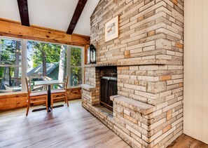 Interior - Quaint Muskoka cottage on lakefront - Moorehaven (Dwight)