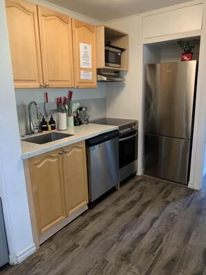 Fridge, microwave, oven, stovetop - Quaint Muskoka cottage on lakefront - Moorehaven (Dwight)