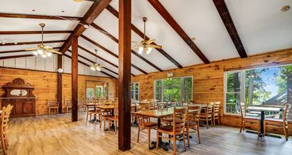 Quaint Muskoka cottage on lakefront - Moorehaven