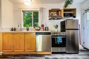Fridge, microwave, oven, stovetop - Stunning modern waterfront cottage in Muskoka - Tumble Inn (Dwight)