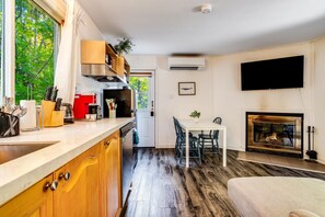Fridge, microwave, oven, stovetop - Stunning modern waterfront cottage in Muskoka - Tumble Inn (Dwight)