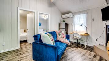 2 bedrooms, desk, free WiFi, bed sheets