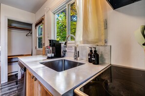Fridge, microwave, oven, stovetop - Cozy luxury Muskoka cottage on lakefront - Pinecone (Dwight)