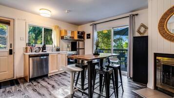 Frigorífico, microondas, horno y placa de cocina