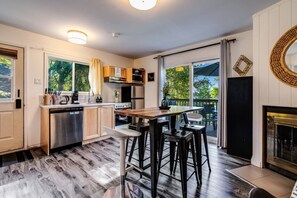 Réfrigérateur, four à micro-ondes, un four, surface de cuisson