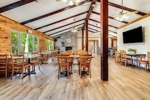 Dining - Cozy luxury Muskoka cottage on lakefront - Pinecone (Dwight)