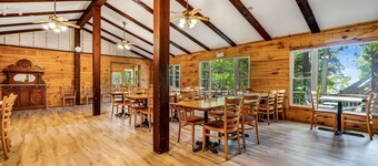 Muskoka cottage on stunning lakefront - Windermere