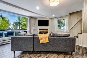 Una Smart TV, una chimenea, libros