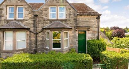 30 Lade Braes - a townhouse that sleeps 8 guests in 4 bedrooms