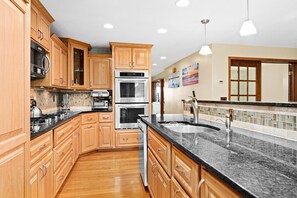 Fridge, microwave, oven, stovetop - Lakeview chalet by Gooseberry Falls with sauna (Two Harbors)