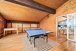 Games room - Lakeview chalet by Gooseberry Falls with sauna (Two Harbors)
