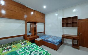 Family Room | Desk, bed sheets