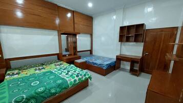 Perhehuone | Työpöytä, vuodevaatteet