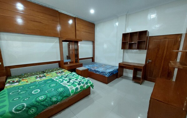 Un dormitorio con cama, un escritorio pequeño y un armario.