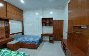 Habitación familiar | Escritorio y ropa de cama 